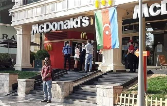 &quot;McDonalds&quot; &ouml;n&uuml;n&uuml;də dayanan H&uuml;seyn kimdir? - Xəbər şəkili