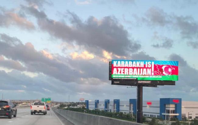 Mayamidə &ldquo;Karabakh is Azerbaijan&rdquo; yazılmış l&ouml;vhələr asıldı -  Xəbər şəkili